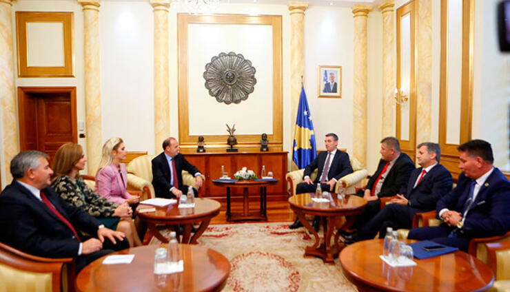 Članovi parlamentarne komisije kod predsjednika Skupštine Kosova Kadrija Veselija
