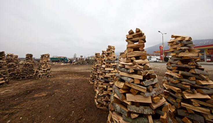 Uredno složena drva za loženje, Prizren. Foto: Novi Rosaj