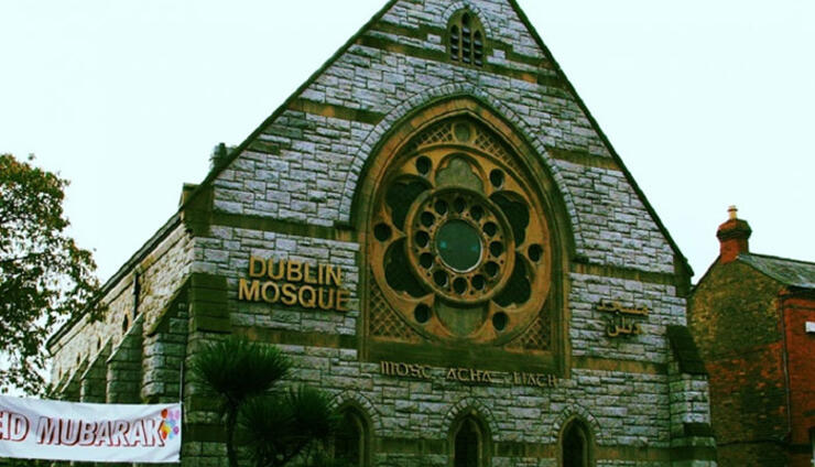 Prva džamija u Republici Irskoj otvorena je 1976. 