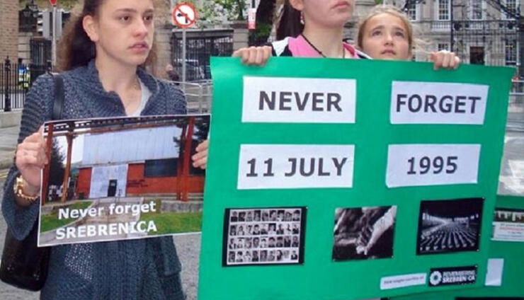 Bošnjaci prilikom obilježavanja godišnjice genocida u Srebrenici
