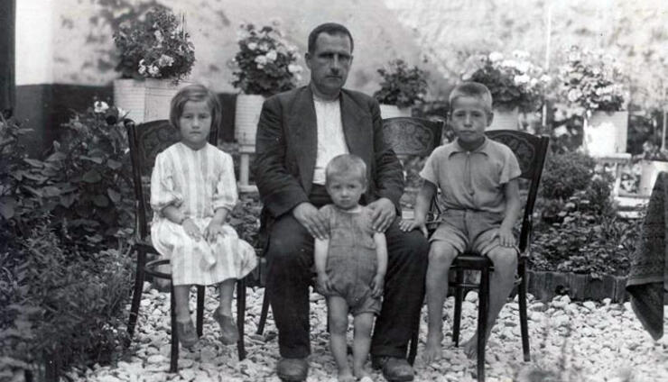 Prizren 1937. godine: Didara sa ocem Ganijem Dukađinijem i braćom