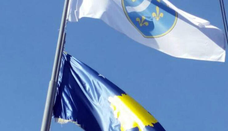 Zastava Kosova i Bajrak bošnjački se vijore u centru Župe, Rečanu kod Prizrena, u čijem se okruženju nalaze još 10-tak velikih bošnjačkih naselja