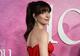 Anne Hathaway plijenila pažnju u Versace kreaciji: Vatrenocrvena haljina i izrezi ispod dekoltea