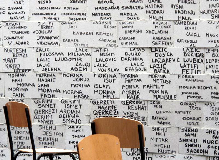 Imenima lica nestalih na Kosovu ispisana na zidu u PriÅ¡tini, april 2011.