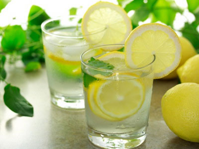 Topla vode s limunom