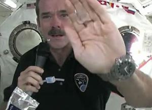 Astronaut pokazuje proces