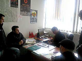 Sabit Krasniqi (za stolom) sa bivšim borcima koji se prijavljuju za zvanični status veterana