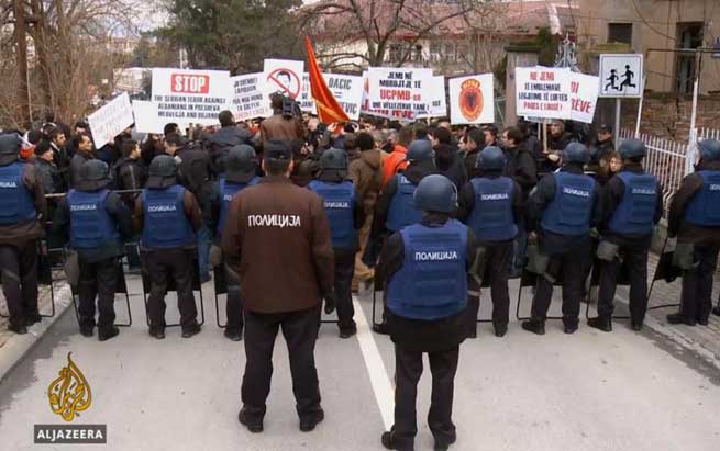 Makedonski Albanci su, u petak osmog februara, protestvovali ispred Ambasade Srbije u Skoplju zbog uklanjanja spomenika u PreÅ¡evu