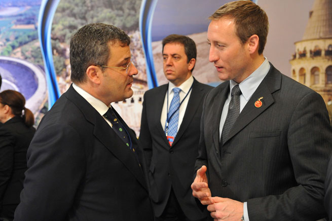 Ministar odbrane Albanije (lijevo) sa ministrom odbrane Kanade Peterom Gordonom MacKayem