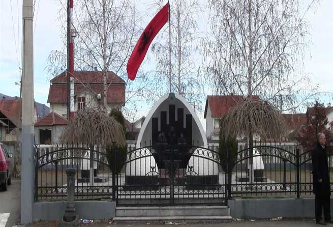 Spomenik Ridvanu Qazimiju u Velikom Trnovcu