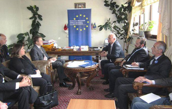Samuel Žbogar u razgovoru sa predsjednikom opštine Salimom Jenuzijem i njegovim saradnicima / Foto: Gorapress