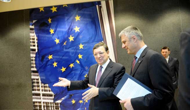 Evropski povjerenik Jose Manuel Barroso (desno) podstakao je kosovskog premijera Hashima ThaÃ§ija na ubrzavanje reformi. 