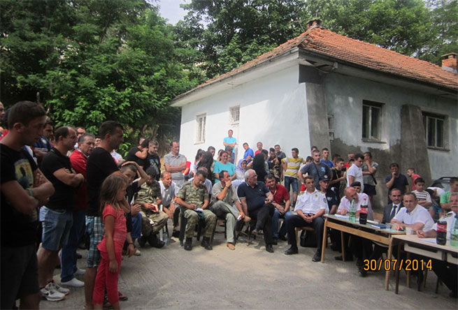 Sastanak mještana sa komadirom stanice policije u Dragašu (FOTO: gorapress.net)