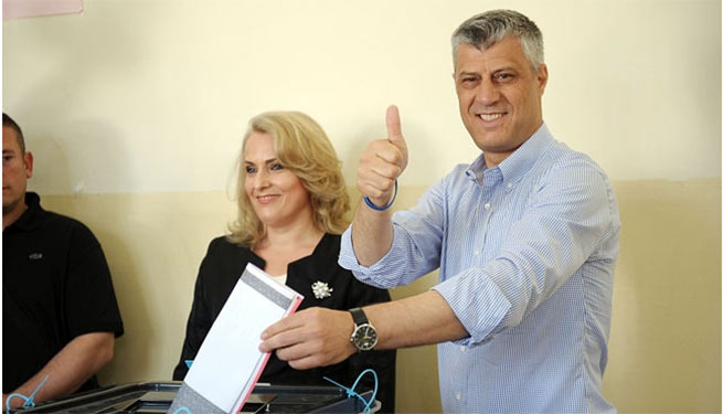 Predsjednik PDK Hashim Thaçi prilikom glasanja u OŠ 