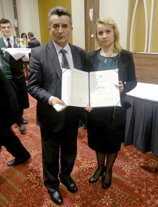 Zamjenik ministra Usmen Baldži sa nagrađenom učiteljicom Almom Bajrami