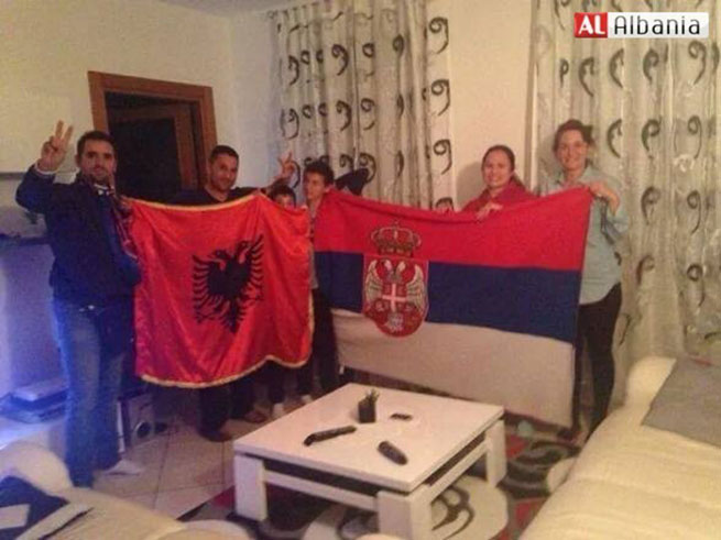 Albanci i Srbi slave zajedno
