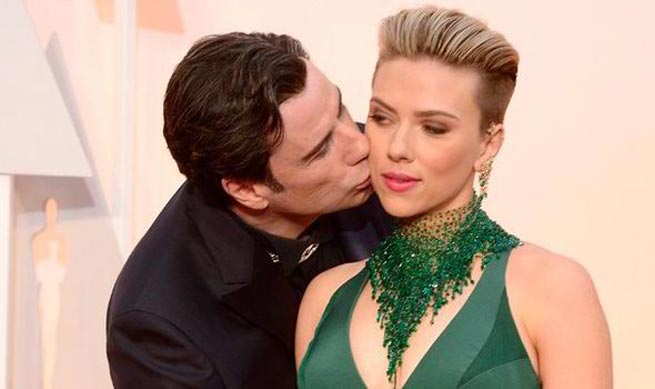 Travolta poljubio glumicu u obraz