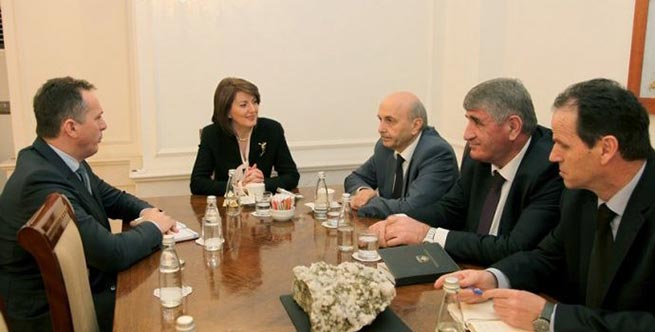 Jahjaga sa premijerom i predstavnicima pravosuđa