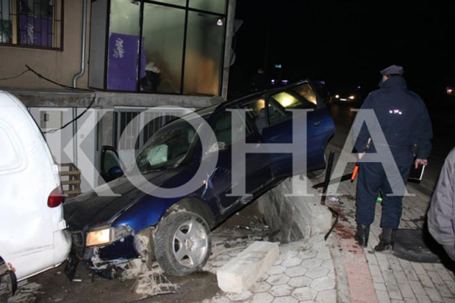 Teška saobraćajna nesreća na putu Mitrovica - Priština