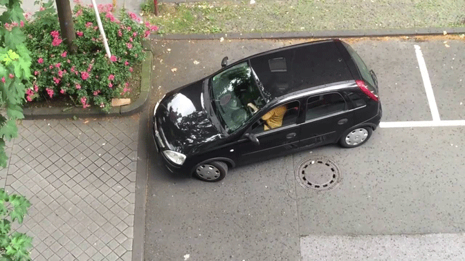Vozačica je šest minuta pokušavala parkirati automobil