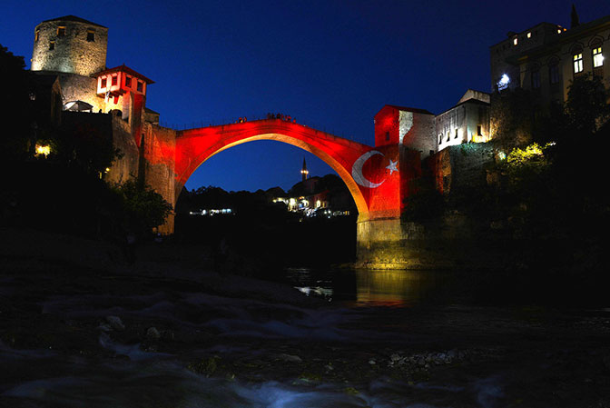 Stari most u bojama turske zastave