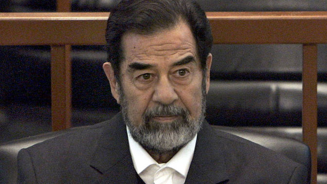 Saddam, koji je sve vrijeme osporavao legitimitet suda, osuđen na smrt 5. novembra 2006. (AP)