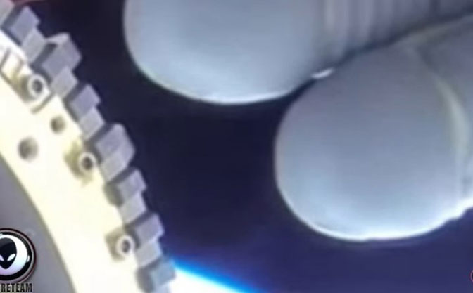 Astronaut rukom pokrio kameru
