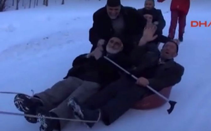 Stariji stanovnici jednog turskog sela u Erzurumu znaju se zabaviti