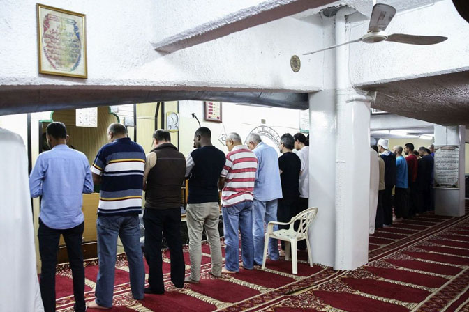 Muslimani klanjali u podrumima i garažama
