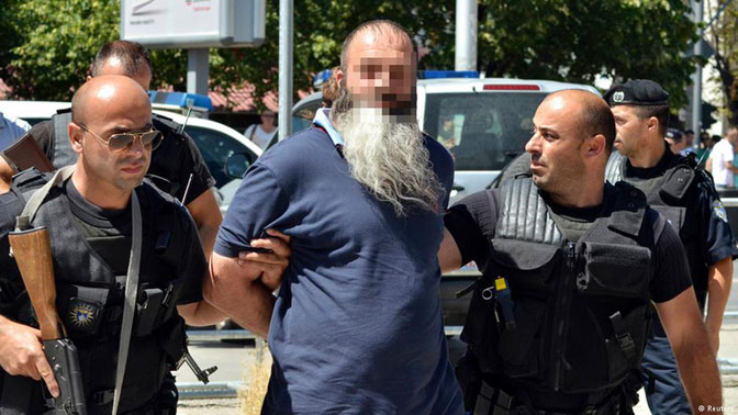 Jedan od osumnjičenih islamista izveden pred sud po povratku na Kosovo (arhivska fotografija, avgust 2014)