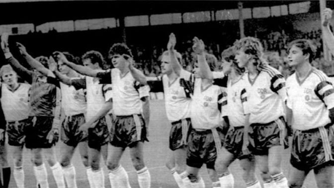 Reprezentacija Istočne Njemačke pozdravlja publiku nakon svoje posljednje utakmice septembra 1990. godine u kojoj su savladali Belgiju u Briselu rezultatom 2-0 