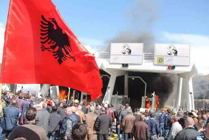 Demonstranti se sukobili sa policijom u Kuksu 