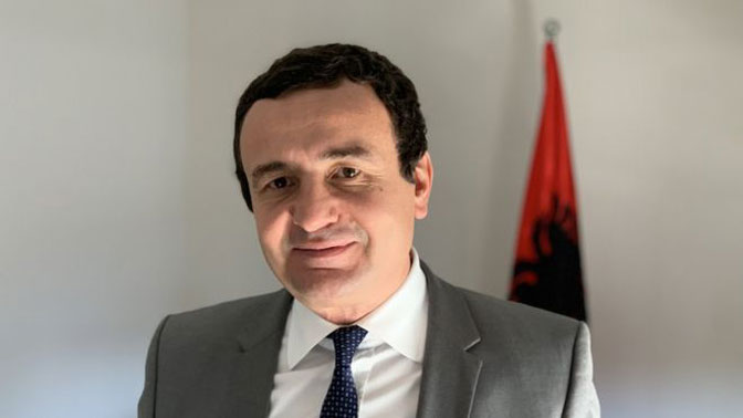 U Kurtijevom kabinetu stoji albanska zastava, mada je u intervjuima kosovskim medijima najavio da će poštovati i simbole Kosova