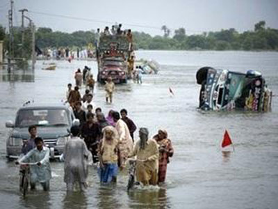 Najmanje 22 ljudi poginulo u poplavama